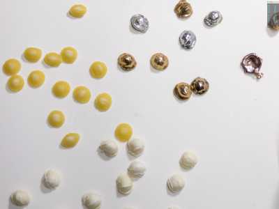Le orecchiette vengono fatte essiccare e a quel punto sono sottoposte alla smaltatura a freddo nei toni dell�oro e dell�argento